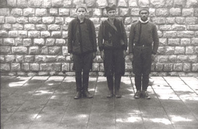Gefangene Partisanen in ehemaligen Uniformen der jugoslawischen Armee vor der „Klagemauer“ in Mauthausen, o.J. (Foto: SS-Foto, Courtesy of Museu d’Història de Catalunya, Barcelona: Fons Amical de Mauthausen)