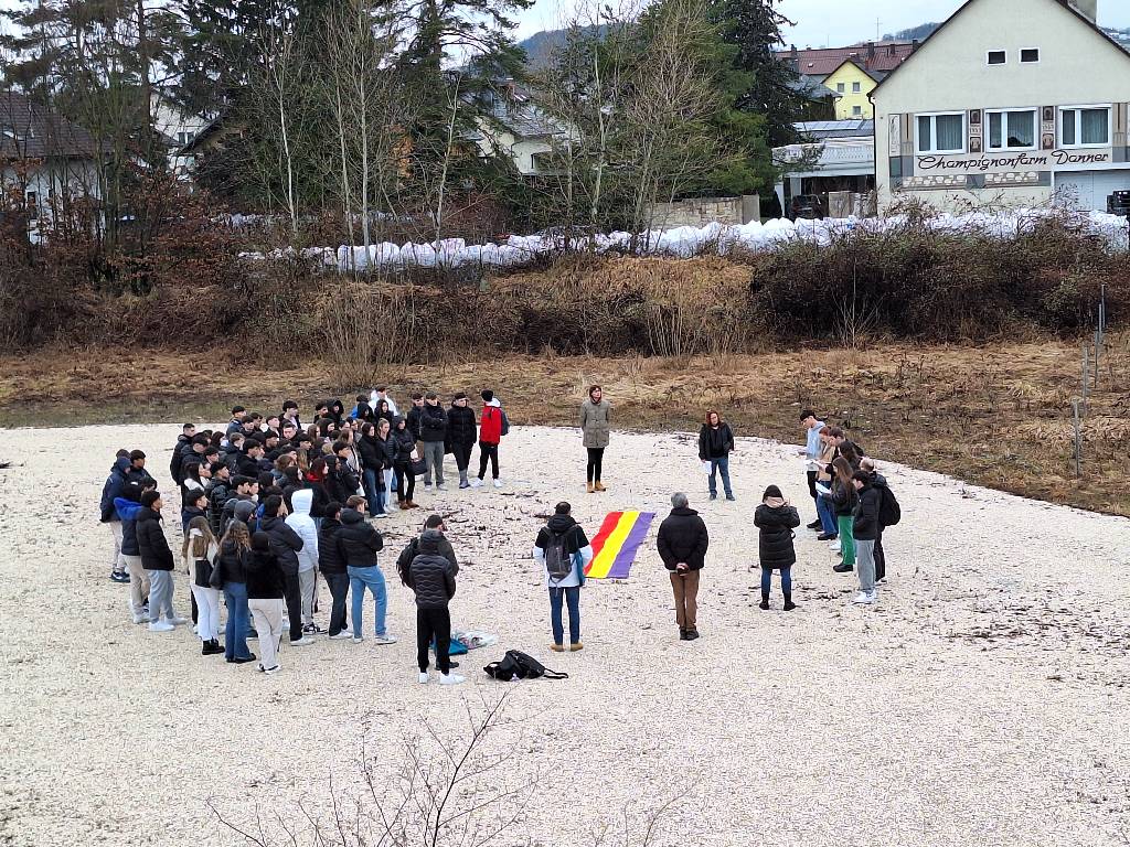 Katalanische Gedenkzeremonie mit 100 Teilnehmenden am ehemaligen Appellplatz Gusen