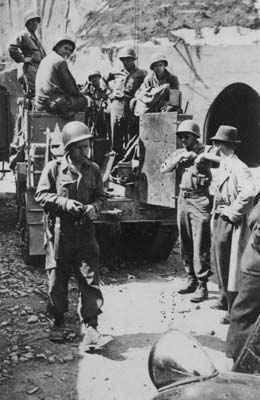 55th Infantry Battalion vor den "Bergkristall"-Stollenanlagen in St. Georgen, 5. Mai 1945. Nur kurz nach der Truppe unter Kosiek stößt unabhängig von jener eine weitere Patrouille, in diesem Fall des zum Kampfkommando A gehörigen 55th Infantry Battalion unter dem Kommando von Staff Sergeant Leander Hens nach St. Georgen vor. (Foto: KZ-Gedenkstätte Mauthausen / Sammlungen)