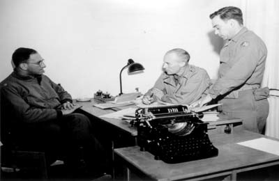Left to right: Major Eugene S. Cohen, Lieutenant Jack H. Taylor and Jack R. Nowitz. The US secret agent Jack Taylor had been prisoner in Mauthausen for several weeks after his capture; after his liberation he wrote a report about the time of his imprisonment. Jack nowitz functioned as translator and assessor during interrogations of witnesses. (photo credits: US Signal Corps Foto, Courtesy of NARA)