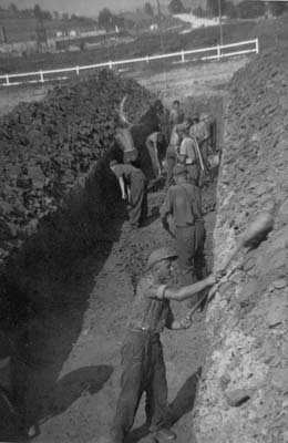 Wehrmachtssoldaten beim Ausheben von Massengräbern; neben der lokalen Bevölkerung wurden auch deutsche Kriegsgefangene zur Beerdigung der Toten des Konzentrationslagers Gusen eingesetzt. (Foto: US Signal Corps Foto, Courtesy of USHMM, Washington)
