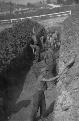 Wehrmachtssoldaten beim Ausheben von Massengräbern; neben der lokalen Bevölkerung wurden auch deutsche Kriegsgefangene zur Beerdigung der Toten des Konzentrationslagers Gusen eingesetzt. (Foto: US Signal Corps Foto, Courtesy of USHMM, Washington)