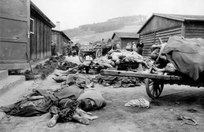 Leichen verstorbener Häftlinge werden von der lokalen Bevölkerung auf Pferdekarren abtransortiert, 8. Mai 1945. (Foto: U.S. Signal Corps Fotos; Courtesy of NARA)