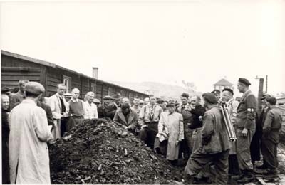 International journalists gather in front of an ashpile near the crematorium in Gusen I; apart from the Signal Corps teams, who were carrying out a military order, photographers of civilian news agencies also came directly to the location – frequently upon the official invitation of the allied military. In addition, allied soldiers used their private cameras to preserve what they had found in the camp for the future. (Photograph of the Czechoslowakian news agency ČTK; Courtesy of ČTK)