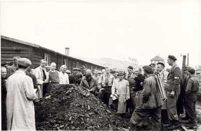 Internationale Reporter vor einem Aschehaufen in der Nähe des Krematoriums in Gusen I. (Foto der tschechoslowakischen Nachrichtenagentur ČTK; Courtesy of ČTK)