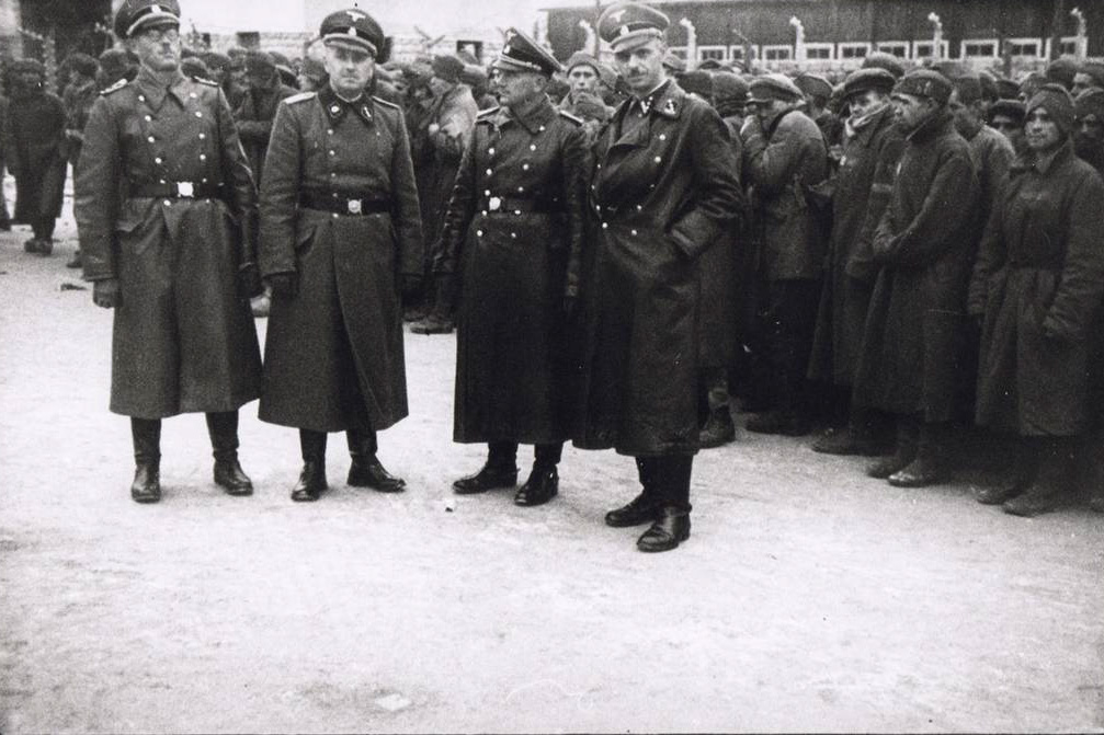 Lagerführer Chmielewski (rechts) und weitere SS-Offiziere vor sowjetischen Kriegsgefangenen auf dem Appellplatz Gusen, aufgenommen zwischen März und Oktober 1942. Aufnahme des Erkennungsdienstes. (Foto: Museu d’Història de Catalunya, Barcelona)