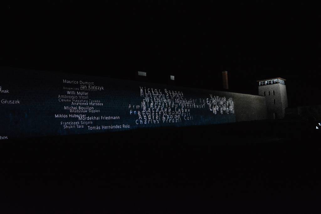 Lichtinstallation eachnamematters vor dem Memorial Gusen