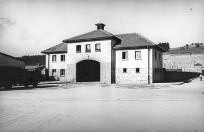Ansicht des Jourhauses von außerhalb des Lagers, vermutlich Frühjahr 1943 (Foto: SS-Foto, Courtesy of Museu d’Història de Catalunya, Barcelona: Fons Amical de Mauthausen)