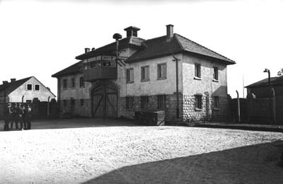 Ansicht des Jourhauses vom Innern des Schutzhaftlagers aus, vermutlich Frühjahr 1943 (Foto: SS-Foto, Courtesy of Museu d’Història de Catalunya, Barcelona: Fons Amical de Mauthausen)