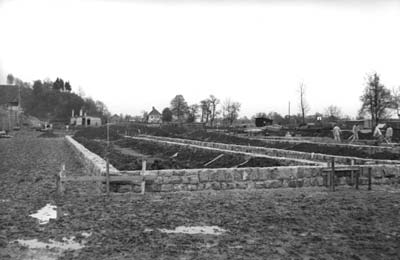 KZ-Häftlinge beim Bau von Fundamenten für SS-Baracken, Frühjahr 1940 (Foto: SS-Foto, Courtesy of Museu d'Història de Catalunya, Barcelona: Fons Amical de Mauthausen)