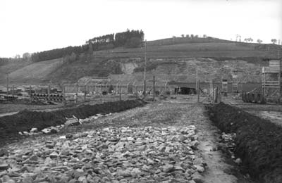 Haupteingang zum Lager vor dem Bau des „Jourhauses“, Frühjahr 1940 (Foto: SS-Foto, Museu d’Història de Catalunya, Barcelona: Fons Amical de Mauthausen)