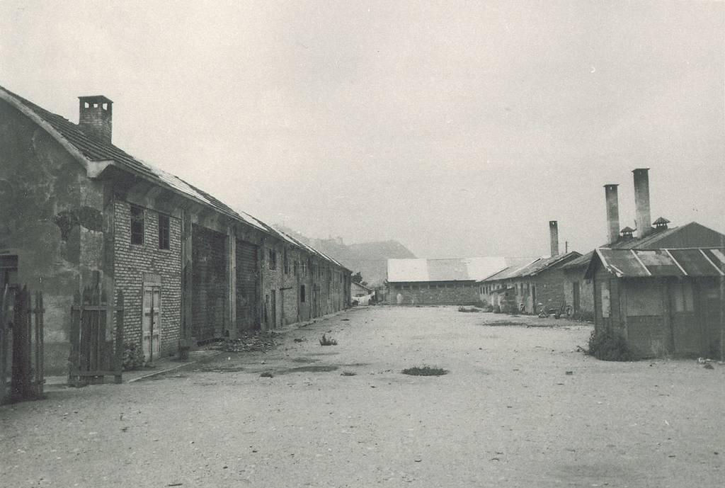 Ansicht des ehemaligen Durchgangslagers Bozen, aufgenommen 1945 oder 1946. Das Lager Bozen wurde bereits im Jahr 1943 errichtet und ging im Frühjahr 1944 in Betrieb. Im Zuge der Auflösung des Lagers Fossoli im August 1944 wurde es zum zentralen Durchgangslager für italienische Gefangene ausgebaut. Insgesamt wurden um die 11.000 Menschen über Bozen in die Konzentrations- und Vernichtungslager im Reich deportiert. (Foto: Archiv Zeitgeschichtemuseum Ebensee, Sammlung Hilda Lepetit)