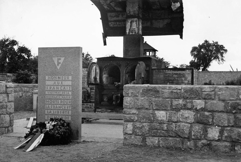 Crematorium furnace with asbestos covering of the barrack roof prior to erection of memorial. (photo credits: Ministère de la Défense - Direction pour la Mémoire, le Patrimoine et les Archives)