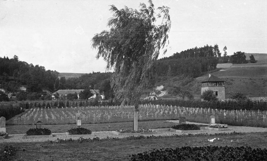 The prisoners' cemetary in Gusen was founded by the U.S. Army; date of photograph unknown. (photo credits: Ministère de la Défense - Direction pour la Mémoire, le Patrimoine et les Archives)