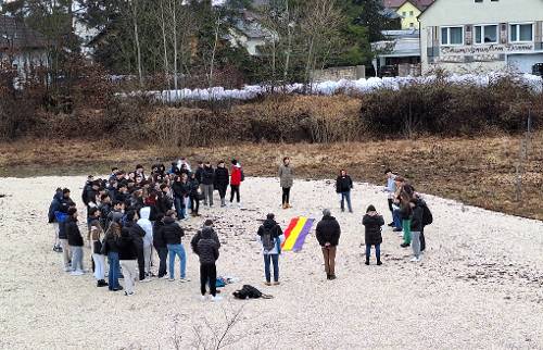 Katalanische Gedenkzeremonie mit 100 Teilnehmenden am ehemaligen Appellplatz Gusen